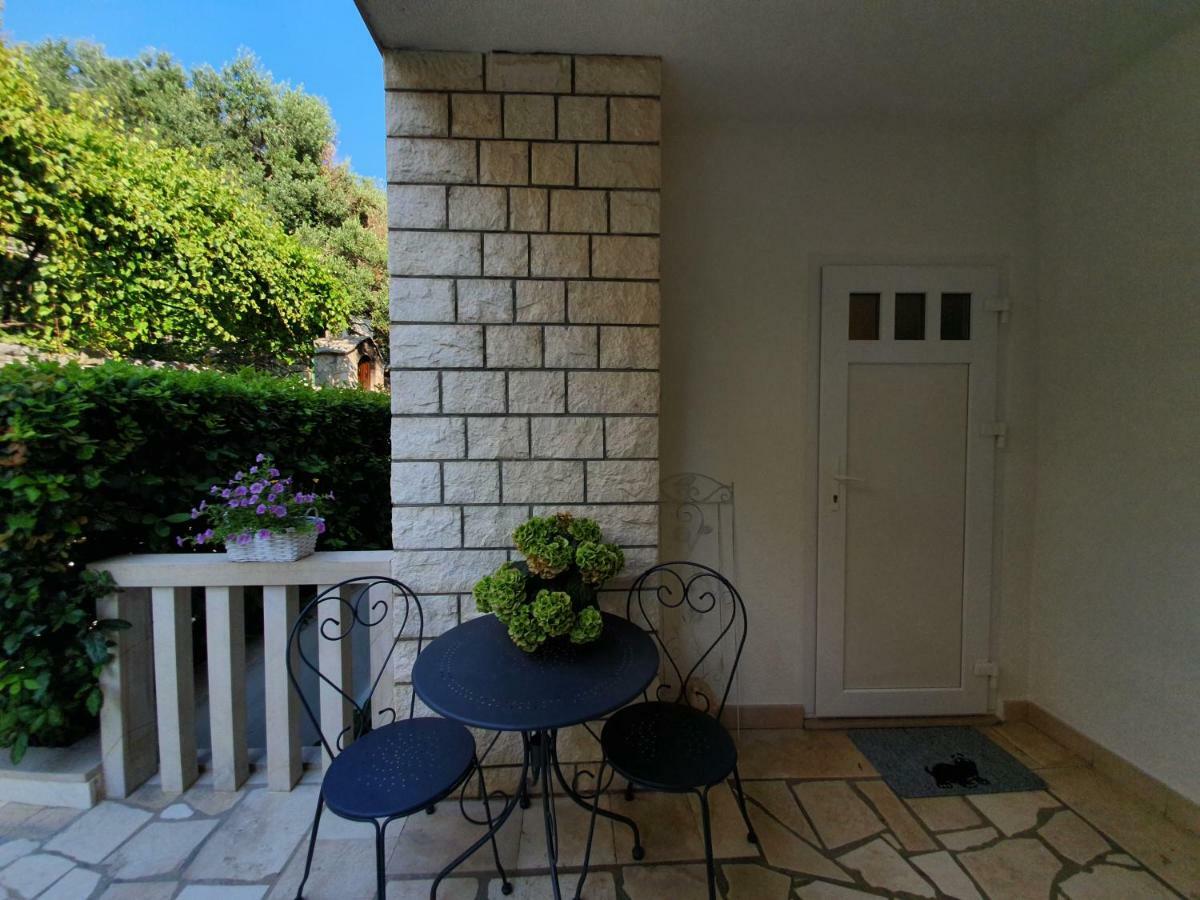 Apartmani Renata Brela Luaran gambar