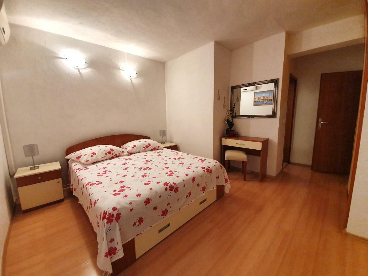 Apartmani Renata Brela Luaran gambar